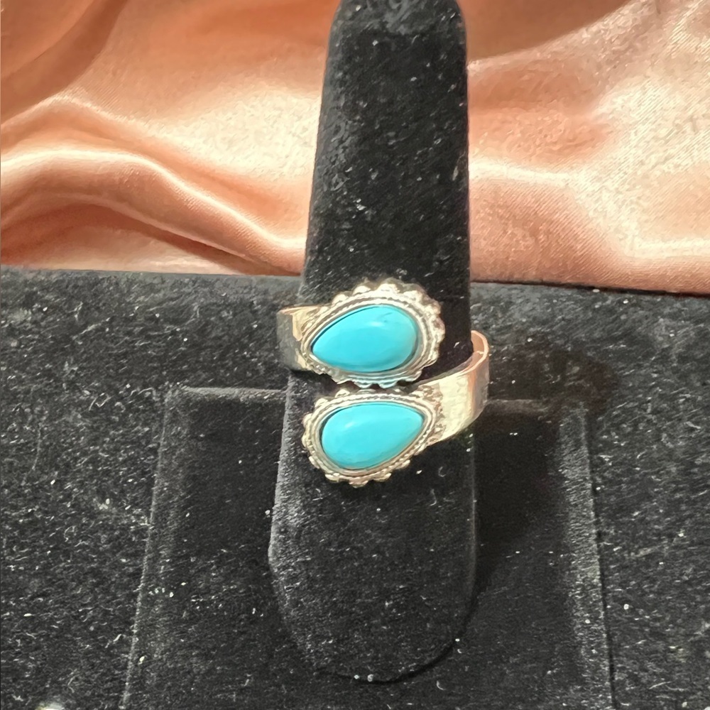 🔥🔥Silver Adjustable Ring W/Faux Turquoise Stones Southwestern Style. ☑️